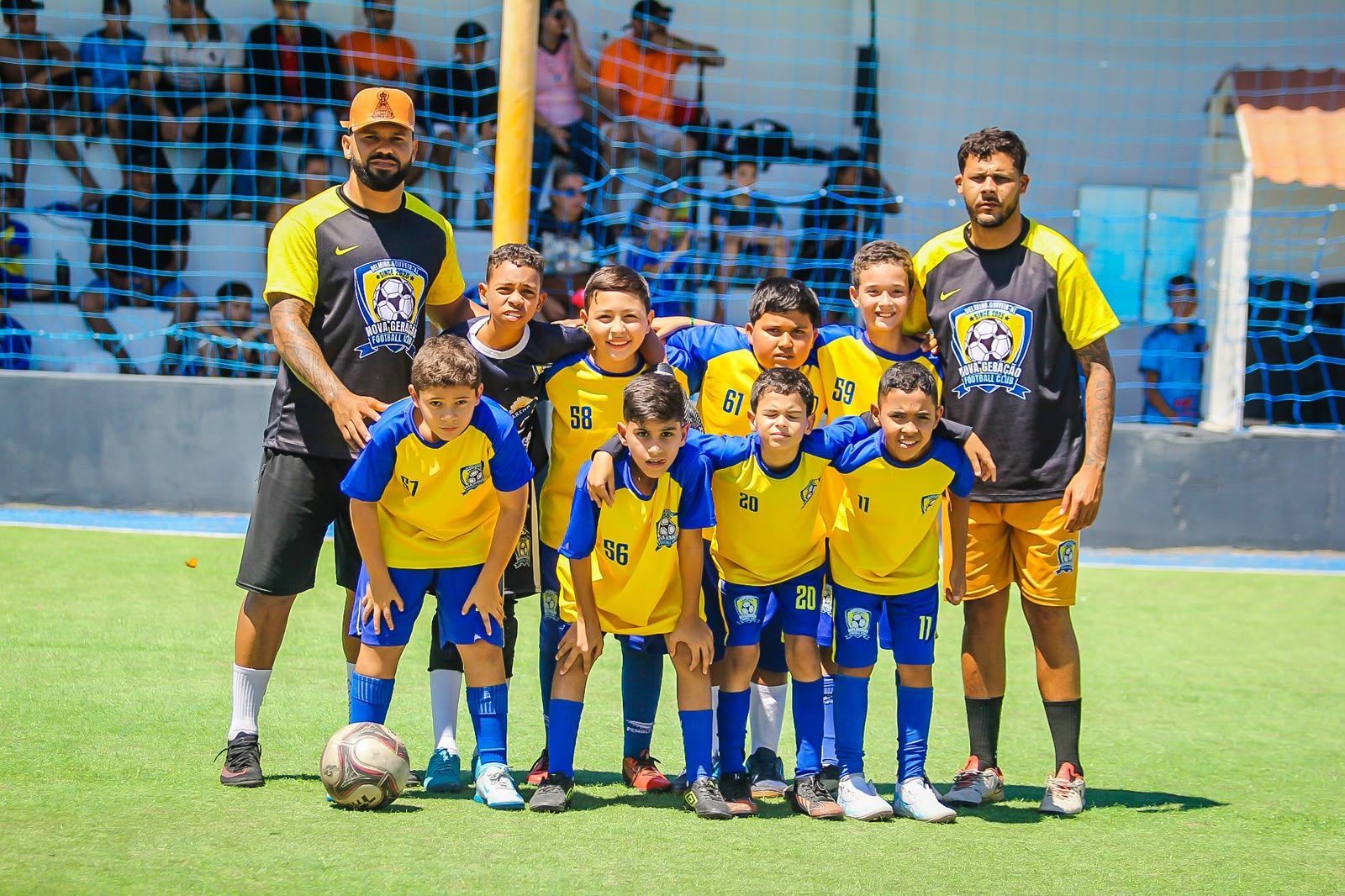 Atletas da categoria Sub-09 posando com os professores