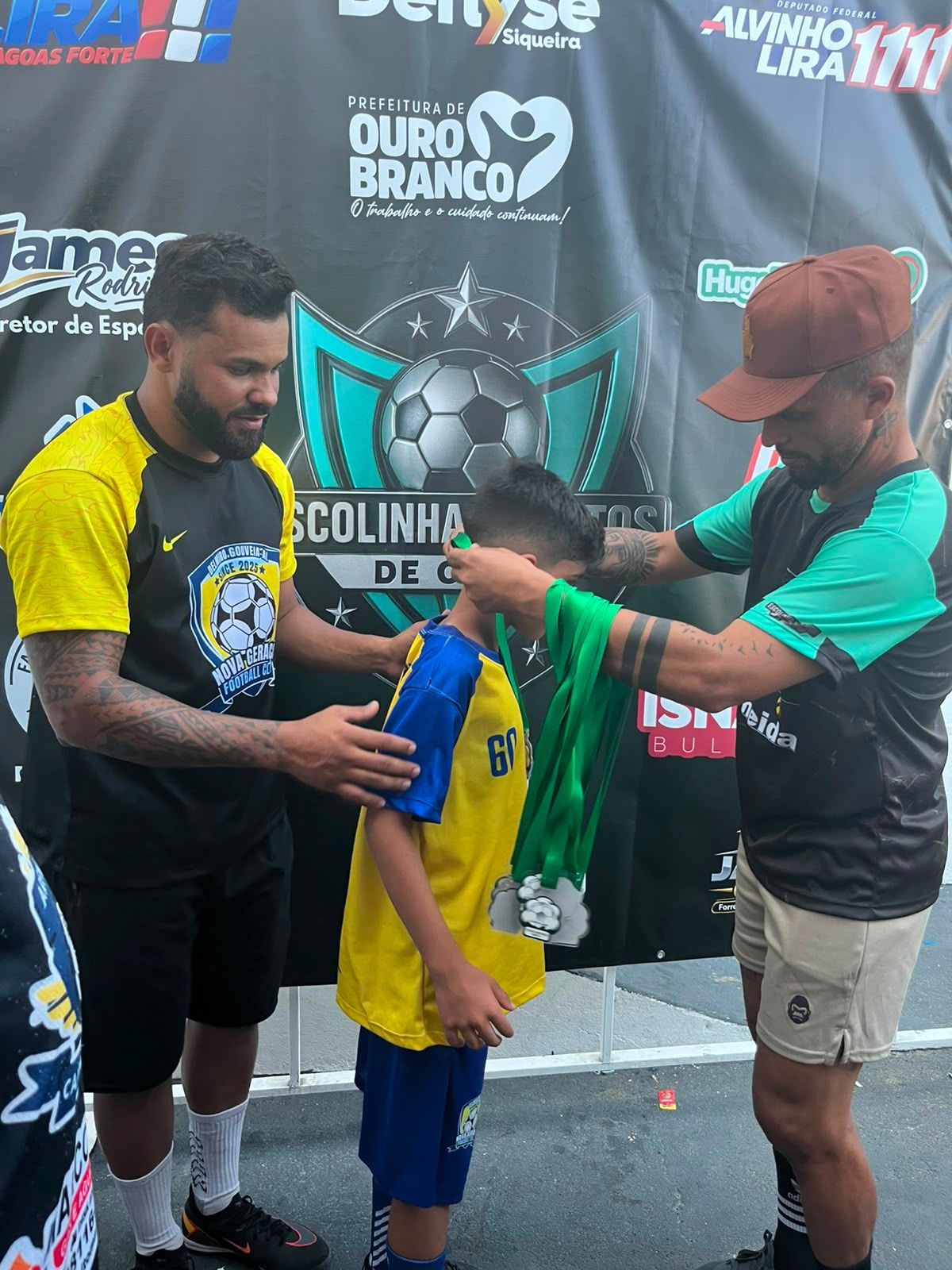 Cerimônia de premiação com entrega de medalha a um atleta