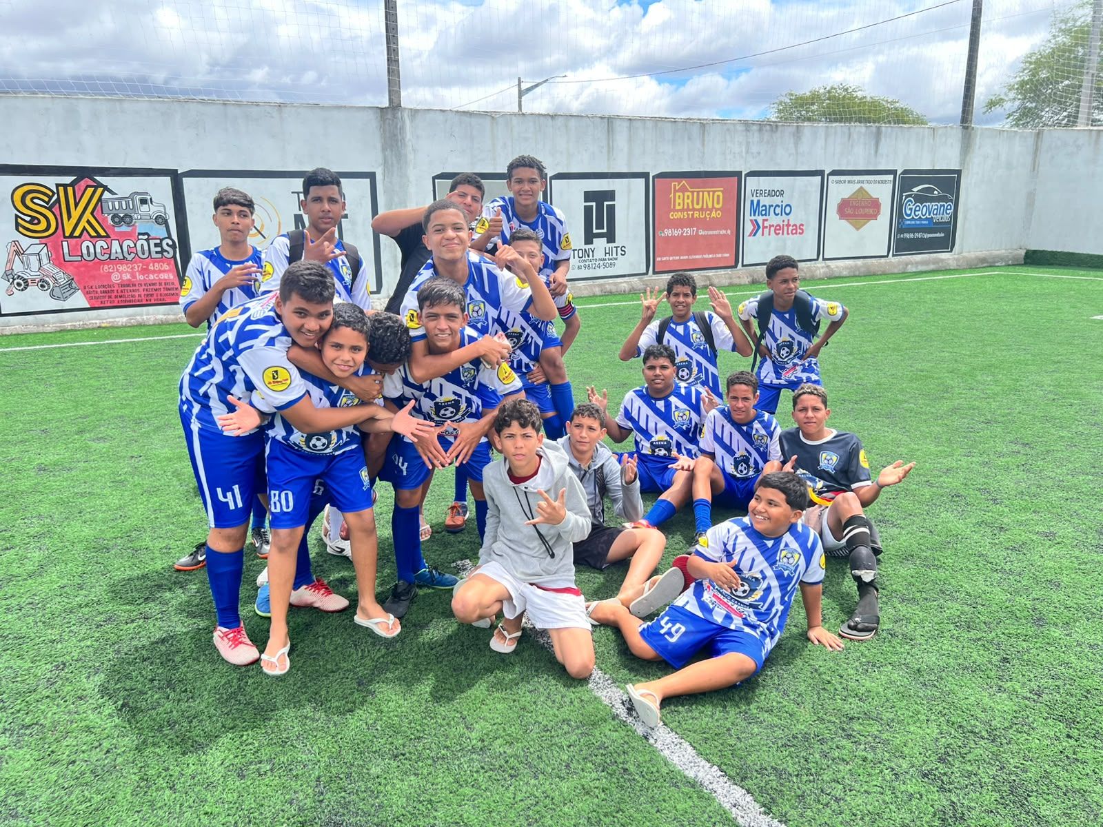 Atletas comemorando juntos após a partida