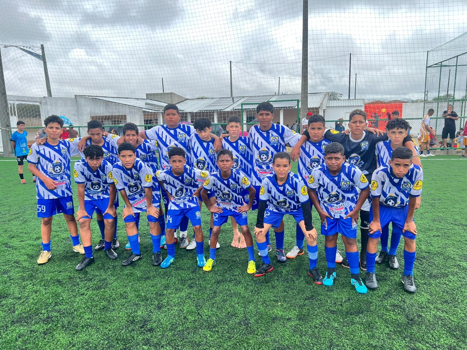 Time perfilado em campo em dia nublado