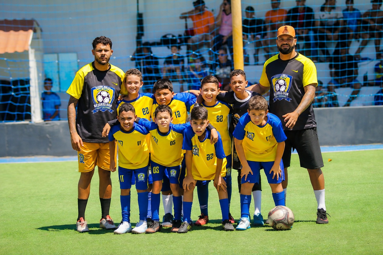 Time da categoria de base do Nova Geração Football Club perfilado em campo antes de uma partida