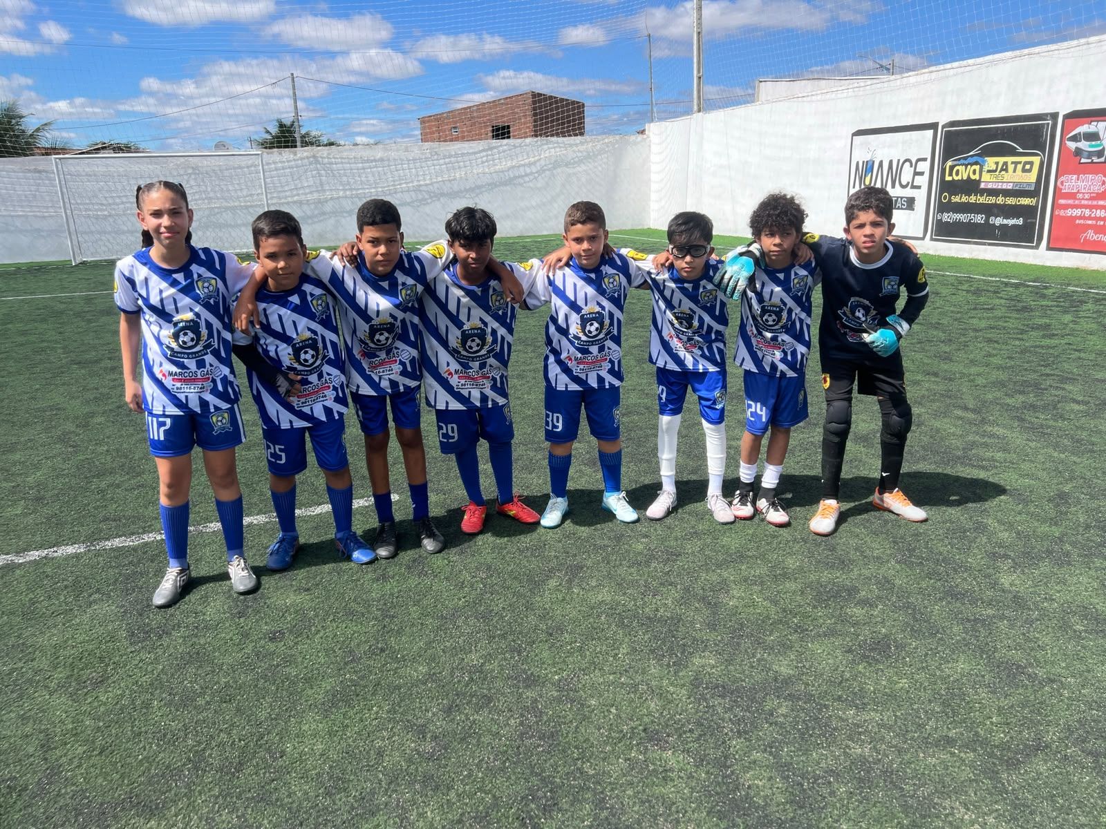 Elenco completo reunido para treino coletivo
