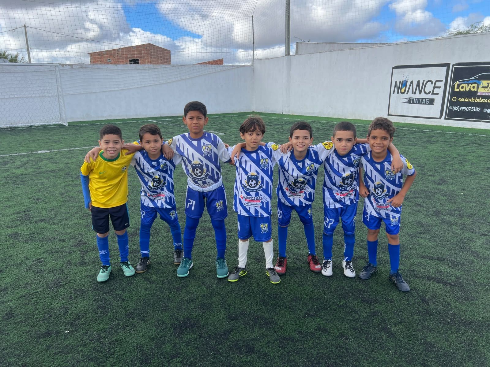 Alunos da categoria inicial reunidos no campo