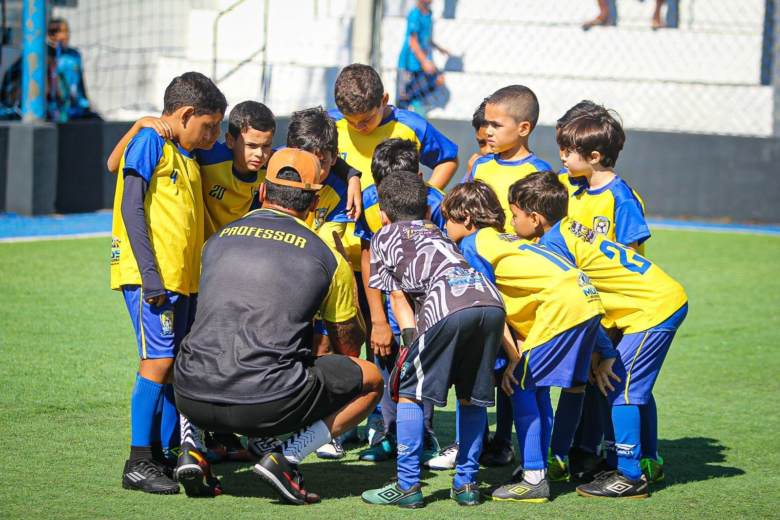 Professor orientando atleta durante treino técnico